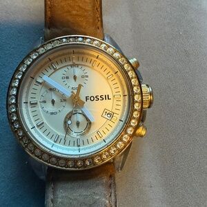 Ladies leather band fossil watch (light wear) works needs battery